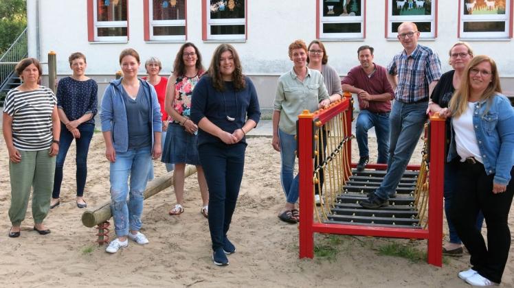 Der neue und der alte Vorstand des Fördervereins der Grundschule Berge mit Janina Holling (Mitte links) als neue und Elke Reinke (Mitte rechts) als scheidende Vorsitzende.