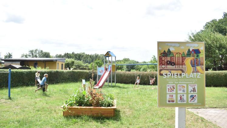 Mit Spenden und Fördergeldern der Landesregierung haben die Kleingärtner der Anlage Am Waldessaum II in Warnemünde einen neuen Spielplatz finanziert.