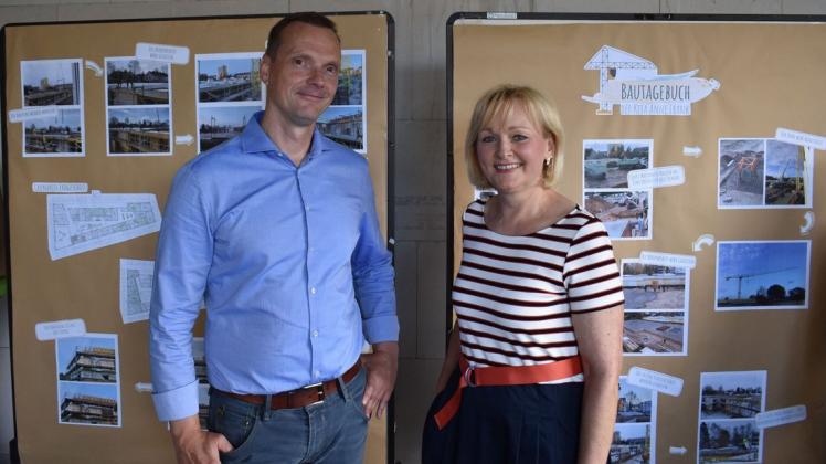 Der Geschäftsführer der Rostocker Volkssolidarität, Frank Scherer, und Kitaleiterin Silke Jürß freuen sich über den Fortschritt beim Bau.