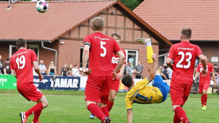 Neuzugang Efkan Erdogan (gelbes Trikot) von Fußball-Regionalligisten SV Atlas Delmenhorst schoss den Ball im Testspiel beim VfL WIldeshausen per Fallrückzieher zum 2:0 ins Netz. Neuzugang Efkan Erdogan (gelbes Trikot) von Fußball-Regionalligisten SV Atlas Delmenhorst schoss den Ball im Testspiel beim VfL WIldeshausen per Fallrückzieher zum 2:0 ins Netz.