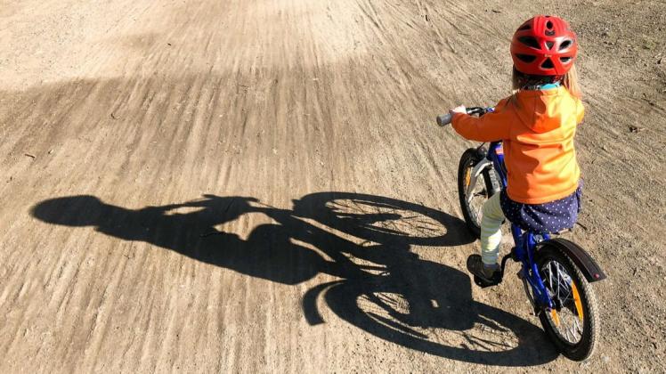 Für Kinder auf dem Fahrrad wichtig: der passende Helm.