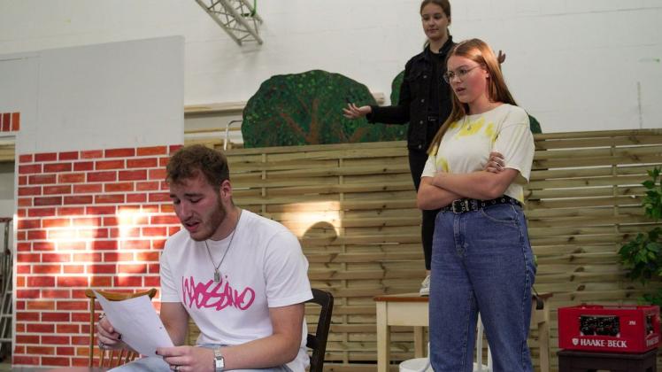 Der Streit ist nur gespielt: Probenszene bei den Jungen Erwachsenen des Niederdeutschen Theaters Delmenhorst, mit Alessio Biondi, Femke Wöhler und Stephanie Janoschka (im Hintergrund).