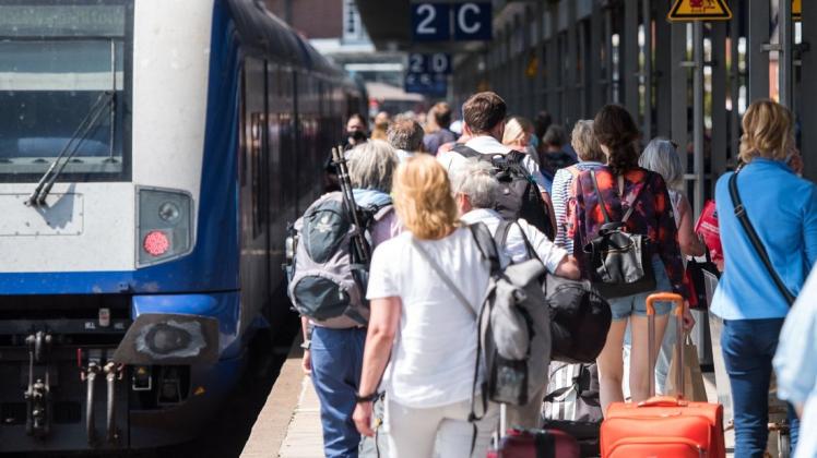 Von der versprochenen Aufstockung um täglich 8500 zusätzliche Plätze in der Marschbahn sei «nicht mehr viel zu spüren», schrieben die Inselbürgermeister in der vergangenen Woche an den schleswig-holsteinischen Verkehrsminister.