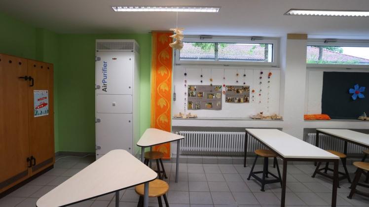 Ein Luftfilter steht im Klassenzimmer einer Stuttgarter Schule.