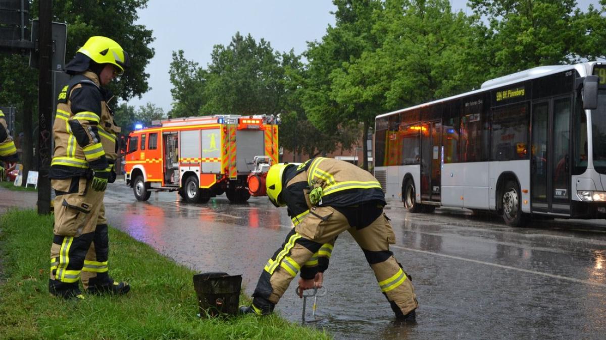 Straßen überflutet: Unwetter Sorgt Für Feuerwehreinsätze | SHZ