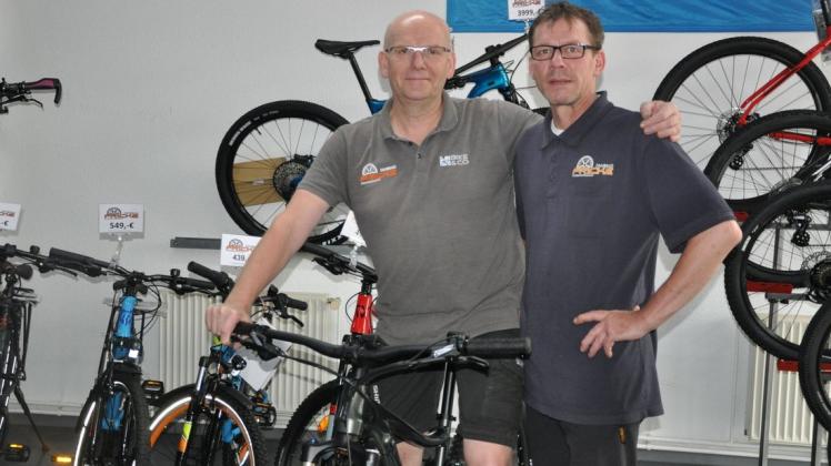 Bei Fahrrad-Fricke: Thomas Stein (links) mit seinem Mechaniker Volkmar Schütt.