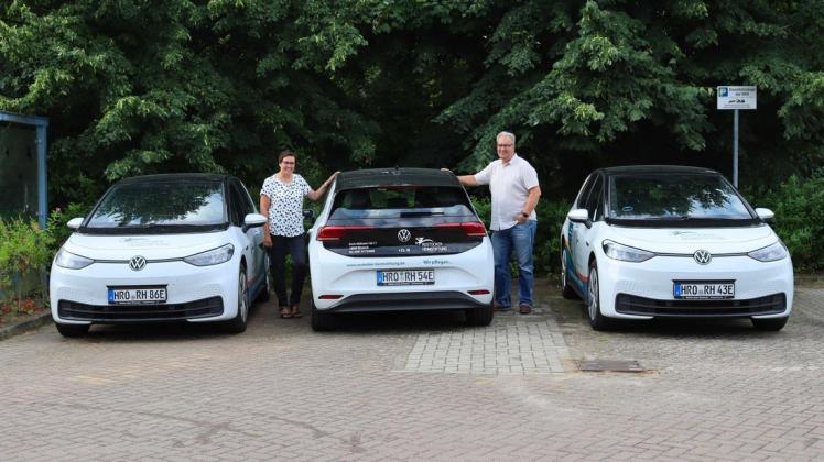 Einrichtungsleiterin Astrid Krause und Leiter der Betriebstechnik Norbert Radloff freuen sich über die neuen E-Fahrzeuge für die Rostocker Heimstiftung.