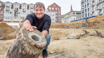 Mit seinem Team untersucht Archäologe René Bräunig die Baustelle am Glatten Aal in Rostock.