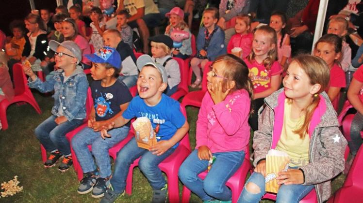 Endlich ist wieder etwas los in Brüel. Das Puppentheater ist da. Die Kinder waren vorher schon aufgeregt. Mit dem Erscheinen von Peppa Wutz auf der Bühne sind sie voll dabei.