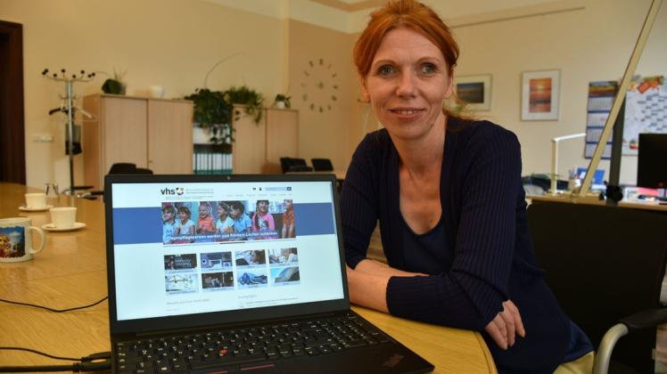 Svea Burgis, Leiterin der Arbeitsstelle Gadebusch der Kreisvolkshochschule, lobt den neuen Internetauftritt.