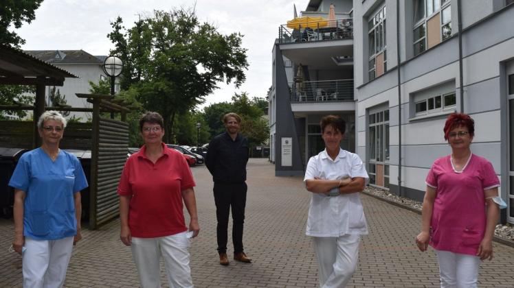 Heimleiter Peter Vergin mit seinen Mitarbeiterinnen Petra Nuglich (v.l.), Petra Reiche, Silvia Mahnke und Kerstin Taube. Alle vier sind schon seit 20 Jahren im Team.