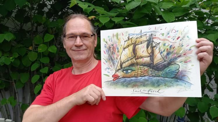 Grafiker Till Dörner hat als Motiv für die diesjährigen Kunsthandwerkermärkte diesen Sail-Fisch gezeichnet. Er arbeitet sonst in Kritzmow und ist auch bei den Kunsthandwerkermärkten dabei. Sein Markenzeichnen ist eine Fisch-Kollektion.