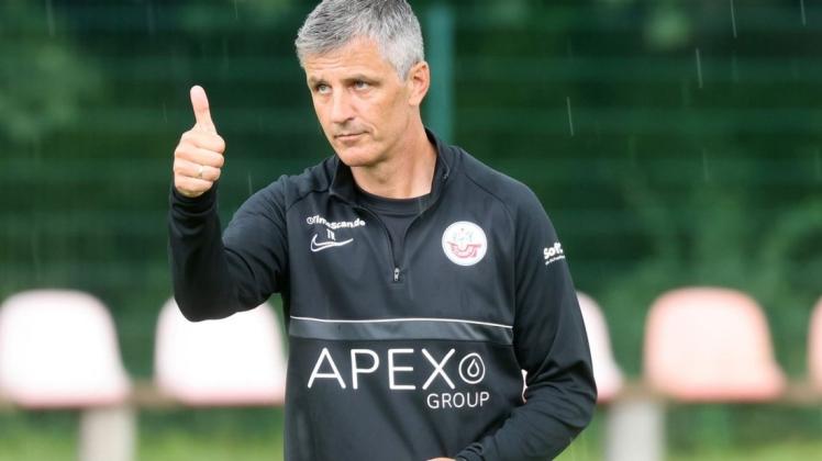 Daumen hoch: Hansa-Coach Jens Härtel ist mit den bisherigen Transferaktivitäten und seinem Kader zufrieden. Daumen hoch: Hansa-Coach Jens Härtel ist mit den bisherigen Transferaktivitäten und seinem Kader zufrieden.