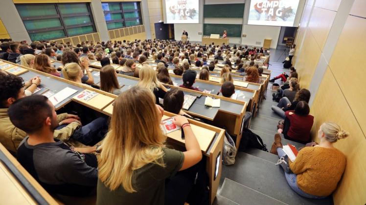Ganz so voll wie hier beim Campustag 2018 werden die Hörsäle im kommenden Wintersemester wohl nicht werden. Dennoch plant die Universität Rostock ein Präsenzsemester.