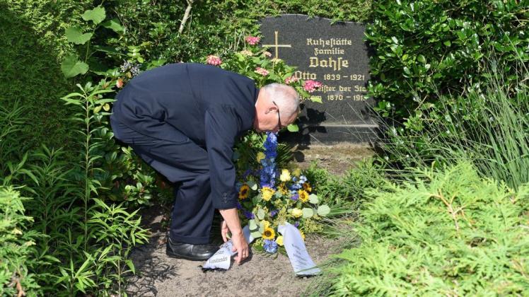 Der 13. Juli ist der Todestag Otto Dahses. Er war der erste Vorsitzende des Kultur- und Altertumsvereins Güstrow nach der Gründung im Jahr 1890. Der jetzige Vorsitzende Arnold Fuchs legte einen Kranz am Grab ab.