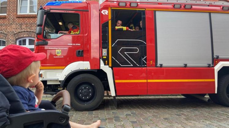 Nach einem Rauchmelder-Alarm war in Gadebusch die Feuerwehr ausgerückt und stoppte in der Mühlenstraße.