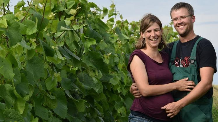Leben ihren Traum vom eigenen Weingut: die Jungwinzer Juliane und Wolfgang Dähn, die Betreiber des ersten und einzigen Weinbergs in Nordwestmecklenburg.