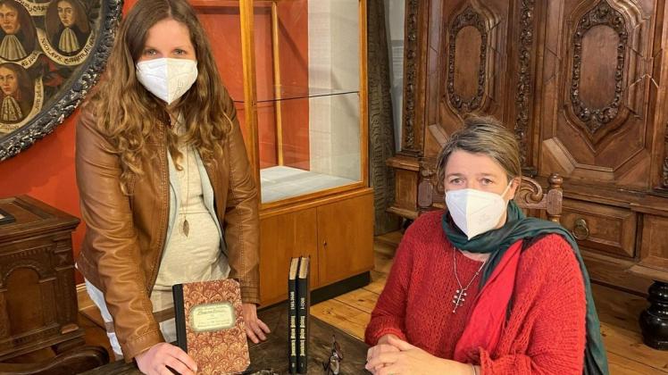 Buchbinderin Sylvia Juhl (rechts) und Museumsleiterin Anja Pöpplau mit den restaurierten Bänden. Buchbinderin Sylvia Juhl (rechts) und Museumsleiterin Anja Pöpplau mit den restaurierten Bänden.