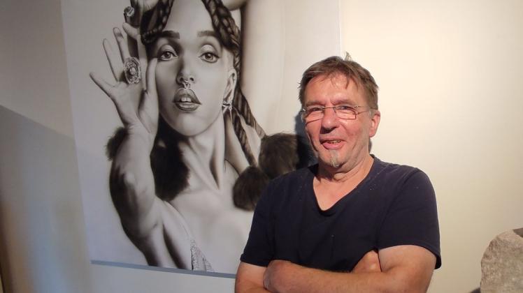 „FKATwigs“ nennt sich diese englische Künstlerin, die Volker Timm 2019 porträtiert hat. Das Airbrush-Bild ist in der Produzentengalerie in Kummer zu sehen.