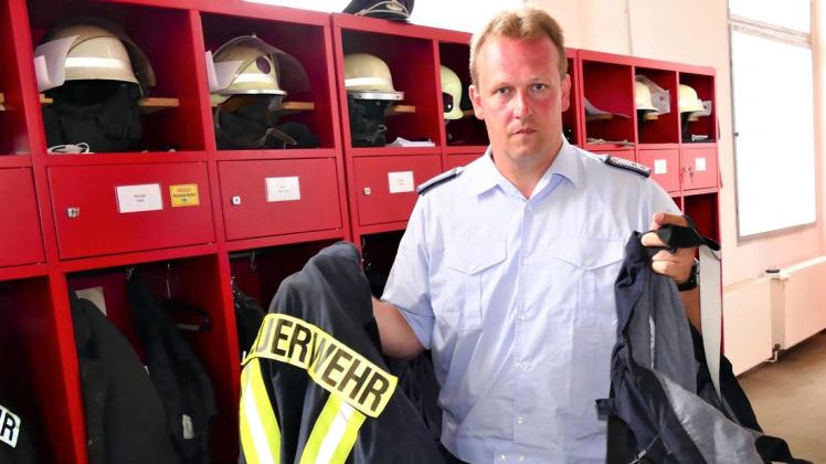 Das sind noch die alten Hosen und Jacken der Atemschutzgeräteträger, die Oberbrandmeister Enrico Frenz hier zeigt. Das sind noch die alten Hosen und Jacken der Atemschutzgeräteträger, die Oberbrandmeister Enrico Frenz hier zeigt.