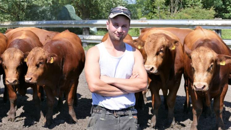 Mit viel Herzblut handhabt Bauer Phillip Büsch den Gelbviehbestand auf dem Biohof, dem er seit 2017 als Eigentümer vorsteht.