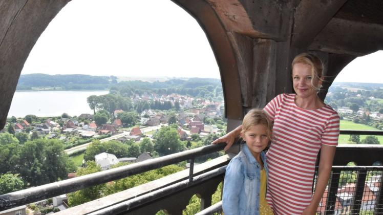 Den herrlichen Blick vom Sternberger Kirchturm genießen Maxi Klüber und ihre Tochter Elise.