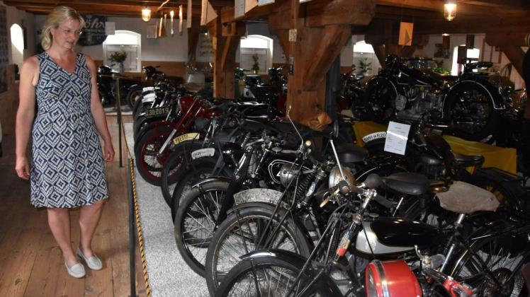 Eine umfangreiche Sammlung von historischen Zweirädern präsentiert der Verein Freunde historischer Fahrzeuge um Heide Möller im Oldtimermuseum in Groß Raden.