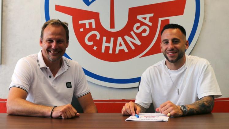 Calogero Rizzuto (rechts, hier mit Sportvorstand Martin Pieckenhagen) hat beim FC Hansa einen Vertrag bis zum Saisonende unterschrieben.