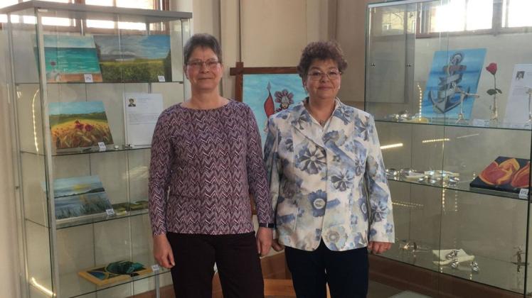 "Regionale Impressionen" zeigen die Hobbymalerinnen Sylvia Schmecht (l.) und Silke Laubner in der Alten Synagoge in Krakow am See. Die Ausstellung kann aber erst nach dem Lockdown besucht werden.