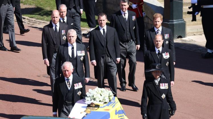 Charles, Prinz von Wales, geht hinter dem Sarg seines Vaters Prinz Philip, der mit seiner persönlichen Standarte bedeckt ist, gefolgt von Prinz Andrew, Herzog von York, Prinz William, Herzog von Cambridge und Prinz Harry, Herzog von Sussex.