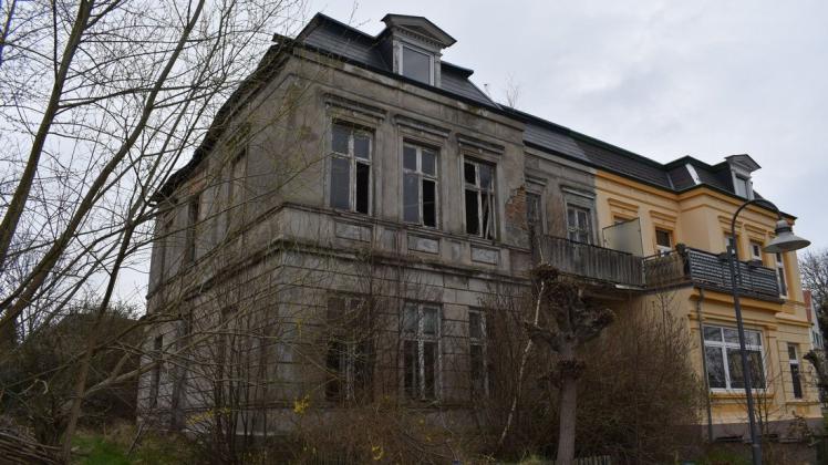 Der alte Glanz des ehemaligen Bahnhofshotels in Brüel wird nur an einer Haushälfte sichtbar.