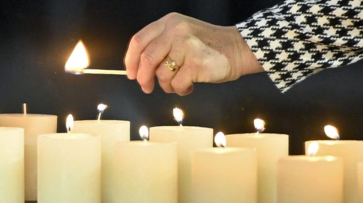 Die Corona-Pandemie hat im vergangenen Jahr Zehntausende Todesopfer in Deutschland gefordert. Wer ihnen gedenken möchte, kann am Sonntag eine Kerze in sein Fenster stellen.