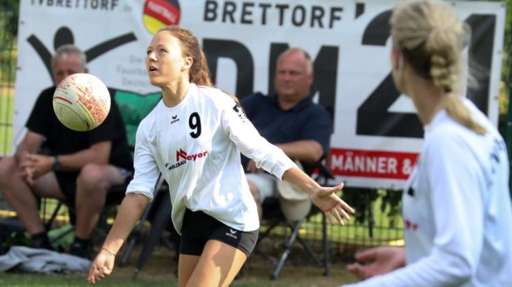 Ihr Verein richtet die Deutschen Meisterschaften zweimal aus: die Bundesliga-Faustballerinnen des TV Brettorf um Laura Cording (links) und Laura Marofke freuen sich auf die Turniere 2021 und 2022.