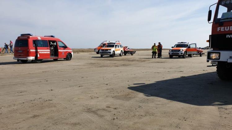 Die Einsatzkräfte von Feuerwehr und DLRG am Sonntagnachmittag am Böhler Strand.