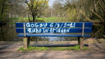 "Ruhe in Frieden" steht im Gedenken an einen verstorbenen 19-Jährigen auf einer Bank im Wollepark.