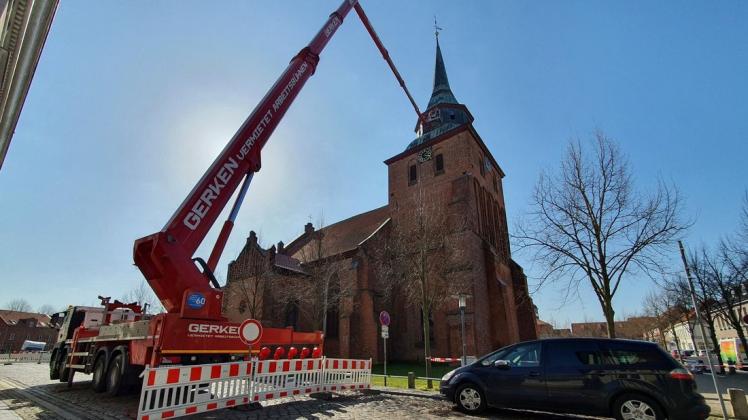 In schwindelerregender Höhe wurde am Dienstag im Boizenburger Kirchturm an einer Sendeanlage gearbeitet.