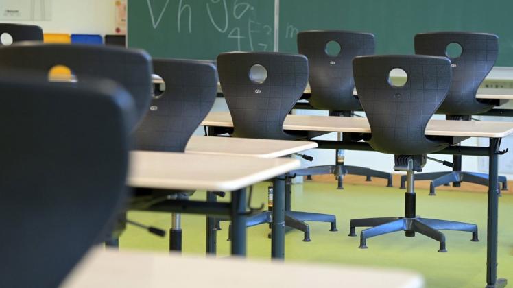 In den Schulen bleiben coronabedingt wieder viele Stühle leer.