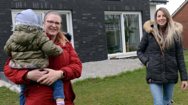 In den Startlöchern: In Voltlage wollen die Schwestern Saskia Sabersky (links) und Sarah Reker im Sommer 2022 eine Großtagespflege eröffnen. Als Tagesmütter starten sie bereits Anfang Juli.