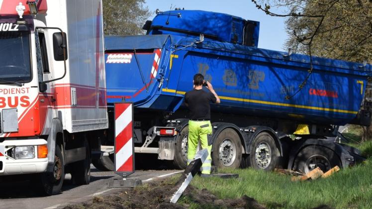 Nach einem Reifenplatzer landete dieser Sattelzug in der Nähe von Holdorf im Straßengraben der B 104.