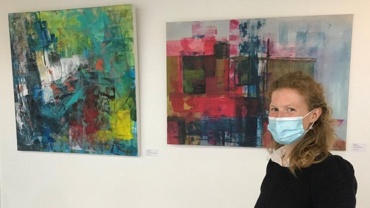 21 abstrakte Werke der Künstlerin Luise Raithel hängen im zweiten und dritten Stock im Ärztehaus am Rosengarten in Wedel.