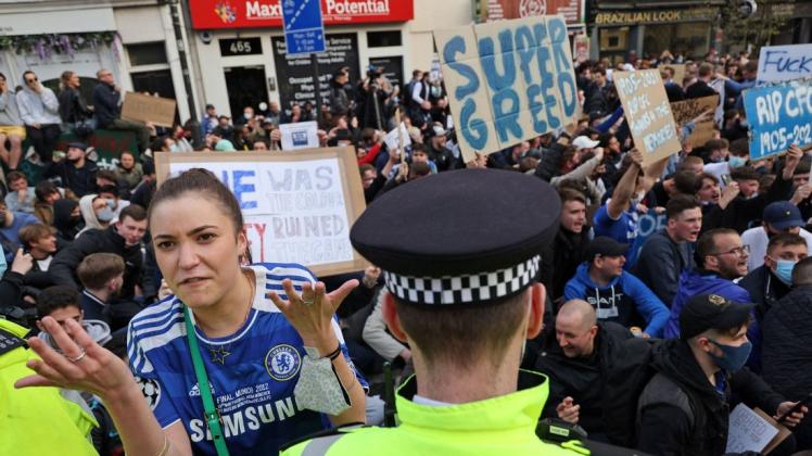 Gegen die Super-League-Pläne gibt es in England massive Proteste – der erste Klub aus der Premier League zieht sich zurück.