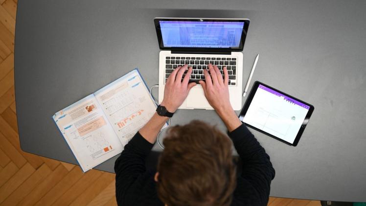 Erneut Unterricht auf Distanz: 1560 Tablets hat die Stadt an Schwerins Schulen ausgegeben.