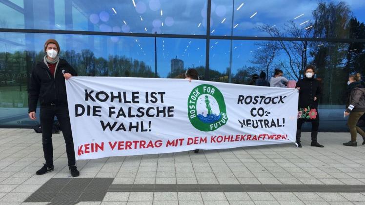 Die Kündigung des Vertrags mit den Betreibern des Kohlekraftwerks in Rostock darf nicht zur Folge haben, dass zum Ersatz andere gebaut werden müssen.