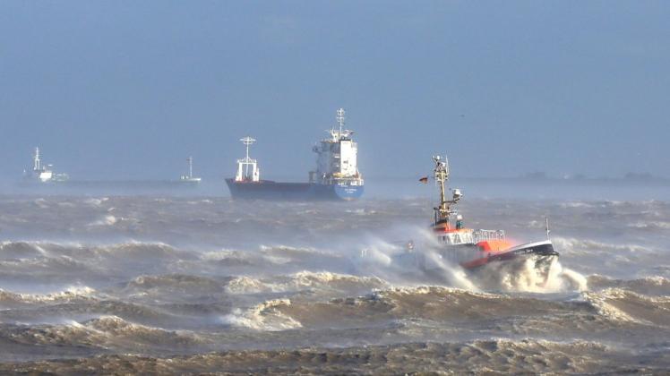 Das Lotsenversetzboot "Kapitän Jürs" kämpft sich bei starkem Sturm durch die Elbe zwischen der Einfahrt zum Nord-Ostsee-Kanal und der Mündung in die Nordsee bei Brunsbüttel.