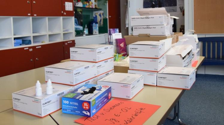 Im Lehrerzimmer stapeln sich die Boxen mit Corona-Testkits.