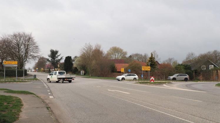 Die Kreuzung in Brebel auf der Bundesstraße 201 soll zu einem Kreisverkehr umgebaut werden, damit der Verkehr auch in Stoßzeiten flüssig läuft.