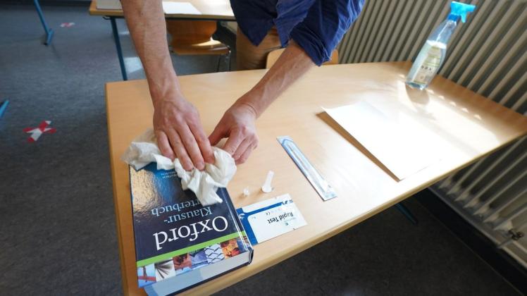 Mit den Klausuren im Fach Englisch beginnen am Freitag die schriftlichen Abiturprüfungen des Jahrgangs 2021. Foto: Marcus Brandt/dpa +++ dpa-Bildfunk +++