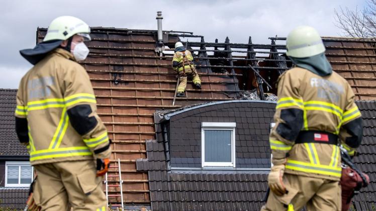 Die Feuerwehr war am Donnerstag bei einem Großbrand in einem Einfamilienhaus in Bremen im Einsatz.