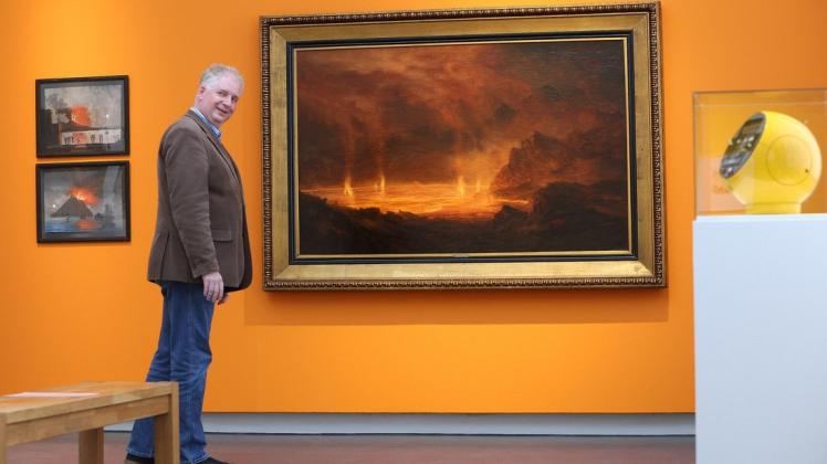 Kurator und Museumsdirektor Michael Fuhr freut sich nicht nur über diesen Fund im Depot für die neue Ausstellung. Das Öl-Gemälde von 1888 stammt von Valentin Ruths und zeigt den „Feuersee“ auf Hawaii.