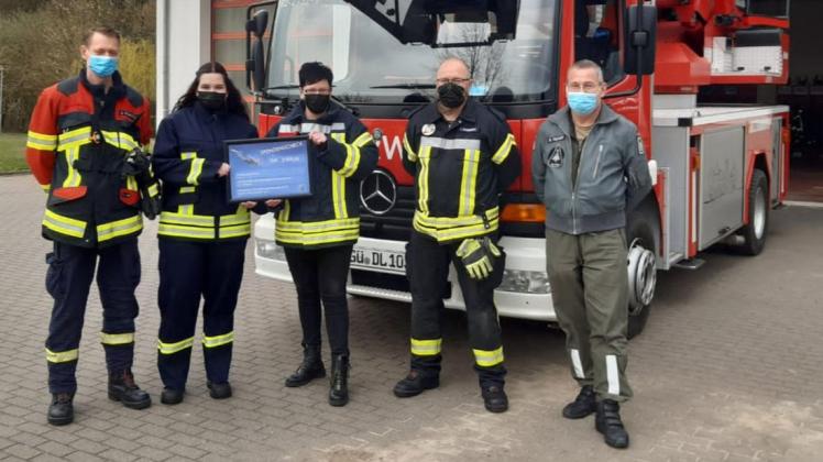 Freude über die Spende für die Firekids (v. l.): der stellvertretende Laager Wehrführer Denny Schultze, die Firekids-Betreuerinnen Lea und Kathleen Schuster, Gruppenführer Thomas Noberat und Maschinist Bernd Fischer.
